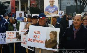 Pravda za Dženana Memića: Počeli protesti ispred Narodnog pozorišta