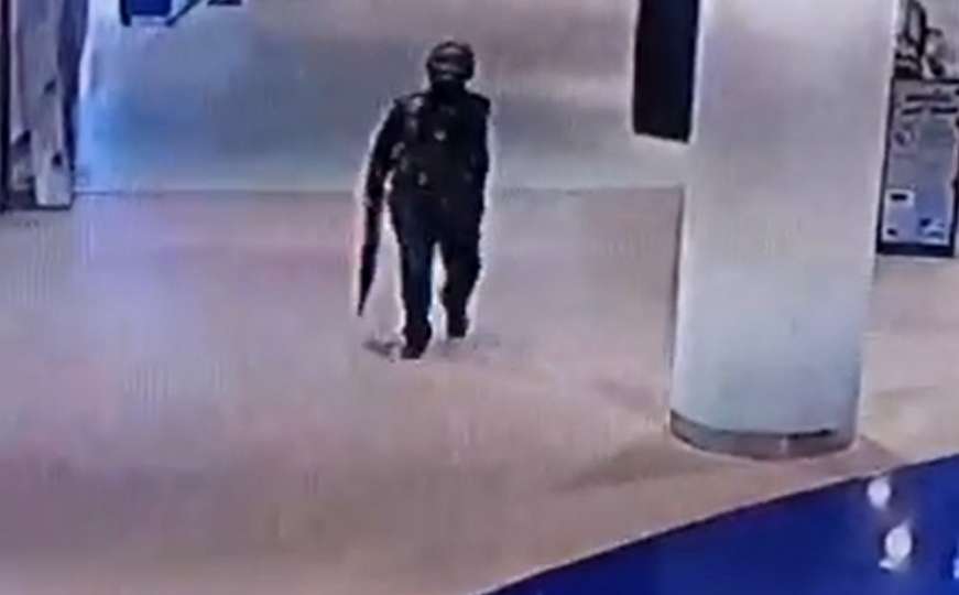 Pojavio se snimak kako tajlandski vojnik šeta tržnim centrom s oružjem u rukama