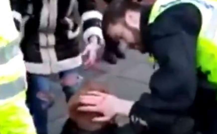 Velika Britanija: Policajac brutalno prebio maloljetnog navijača