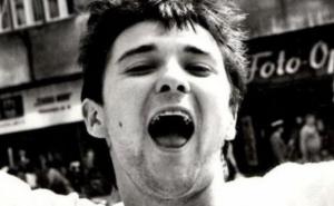 "Dirli, dirli, dirlija nemoj dizat' graju..." i Crvena jabuka