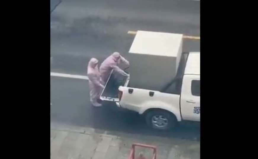 Uznemirujući snimci iz Kine: Žena vrišti dok je stavljaju u metalnu kutiju