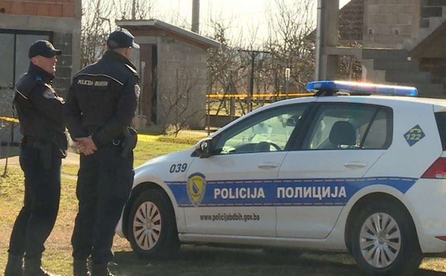 Policija u Brčkom traži ubicu: Upucao oca pa se dao u bijeg