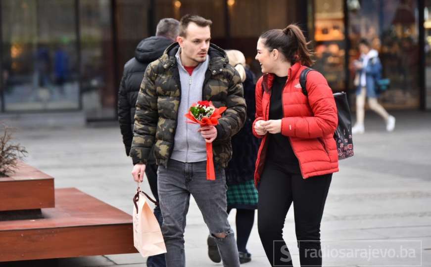 Baloni, cvijeće i zaljubljeni parovi na sarajevskim ulicama
