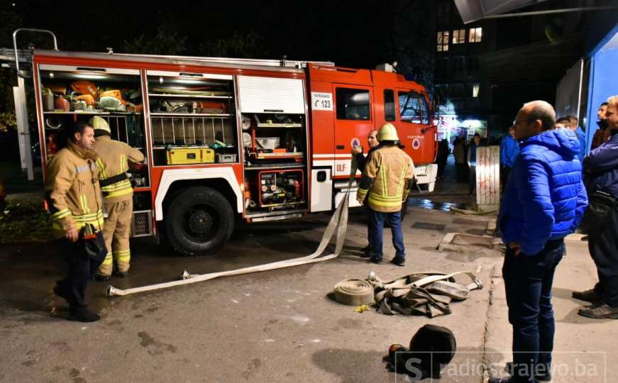 Dva požara u Hadžićima: Vatrogasci s jedne odmah otišli na drugu intervenciju