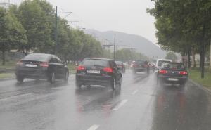 Upozorenje vozačima: Oprez zbog magle, mokrog kolovoza i odrona 