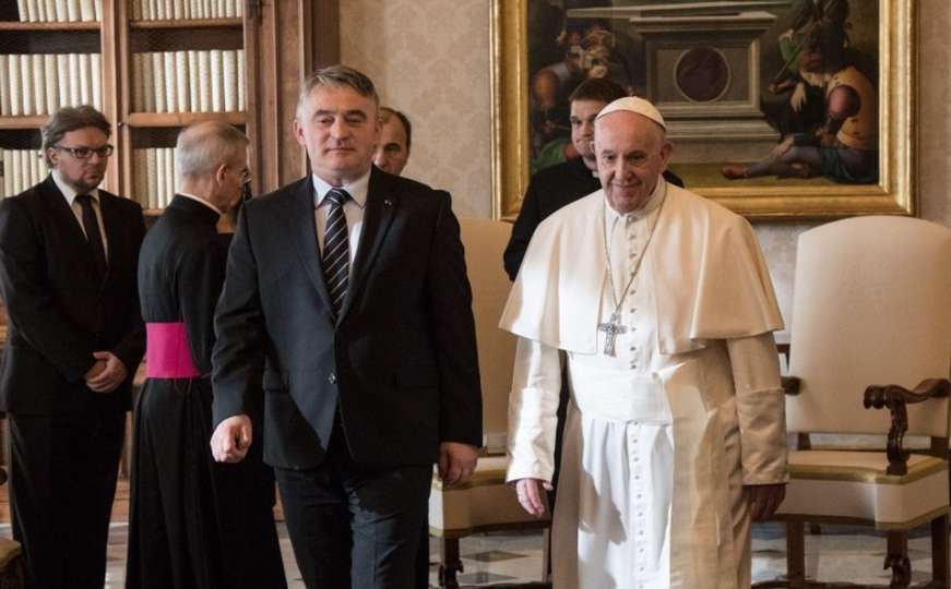 Vatikan: Šta je Komšić poklonio papi Franji
