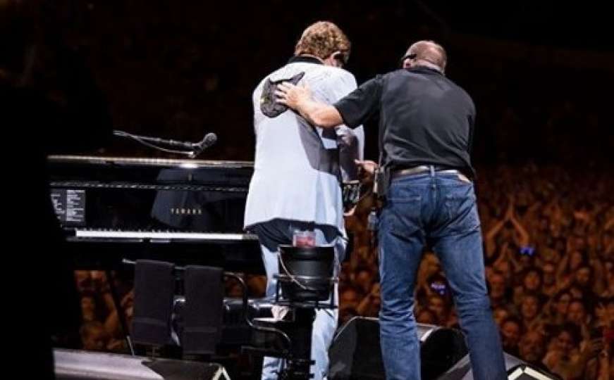 Elton John plačući napustio scenu: Potpuno sam izgubio glas