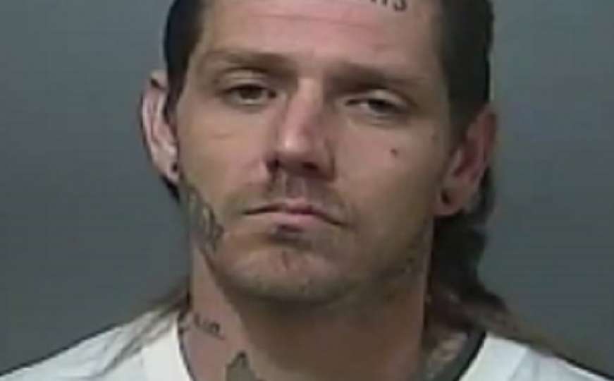 Uhapšeni kriminalac postao predmet ismijavanja zbog tetovaže na čelu