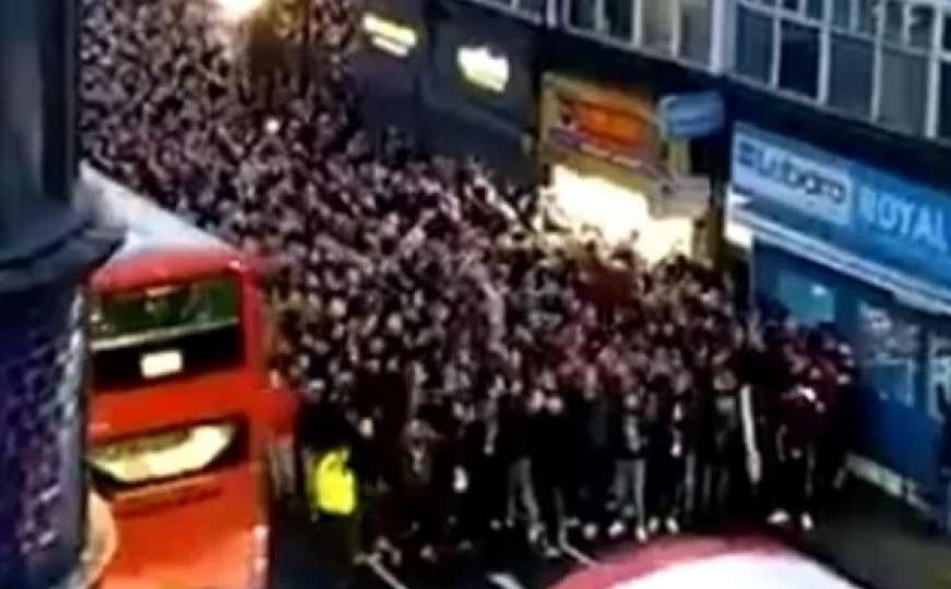 Ludnica u Londonu: Pogledajte defile navijača Leipziga pred utakmicu sa Tottenhamom