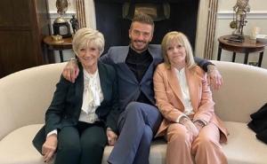 Beckham pozirao sa majkom i punicom, ali su svi gledali u njegove čarape