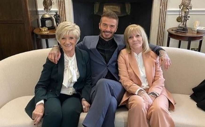 Beckham pozirao sa majkom i punicom, ali su svi gledali u njegove čarape