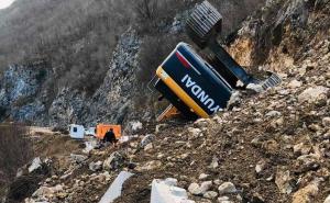 Odron prikliještio bager kod Jajca, ima povrijeđenih