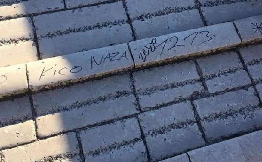 Stari most na meti vandala: Markerima ispisali imena na pločnicima
