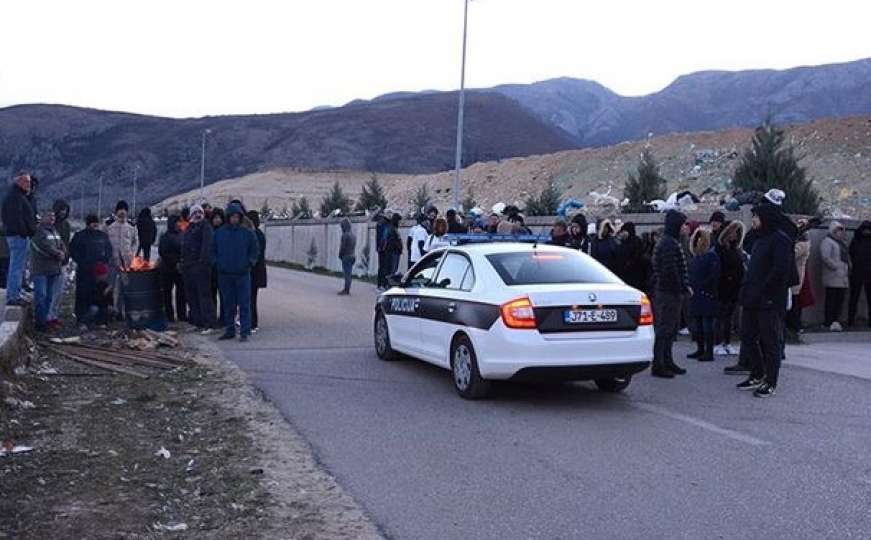 "Hladno je, ali se mora izdržati": Mostarci opet blokirali deponiju Uborak