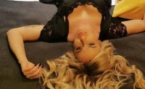 Zanosna voditeljica pokazala brutalan dekolte u crnoj čipki 