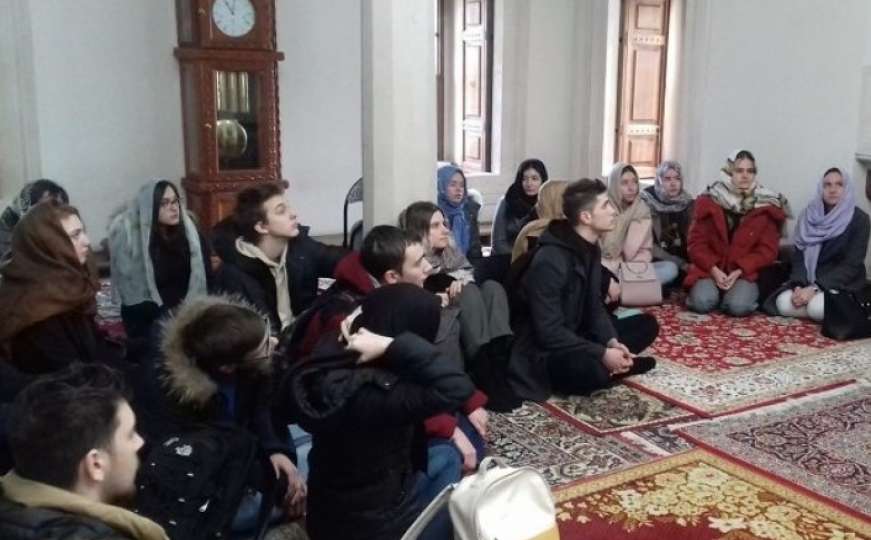 Banjalučki gimnazijalci posjetili Ferhadiju, neki prvi put ušli u džamiju