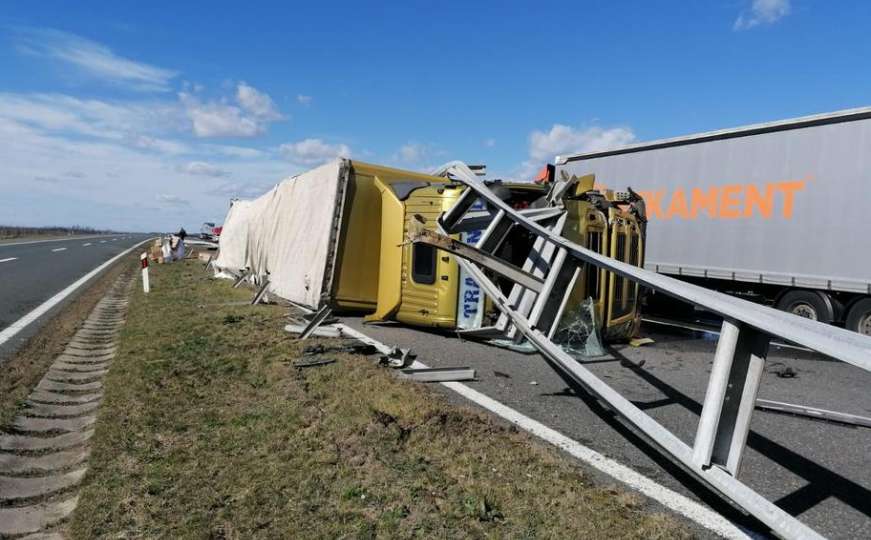 Prevrnuo se kamion kod Nove Gradiške: Ograda se zabila u kabinu vozača