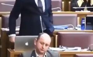 Cirkus u skupštini na Balkanu: Jedan zastupnik taman lijepo zaspao, kad...