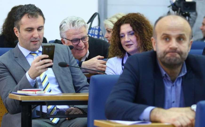 Nakon pauze u Skupštini: Mandatar Nenadić otkrio ko se izjašnjava kao Srbin u Vladi