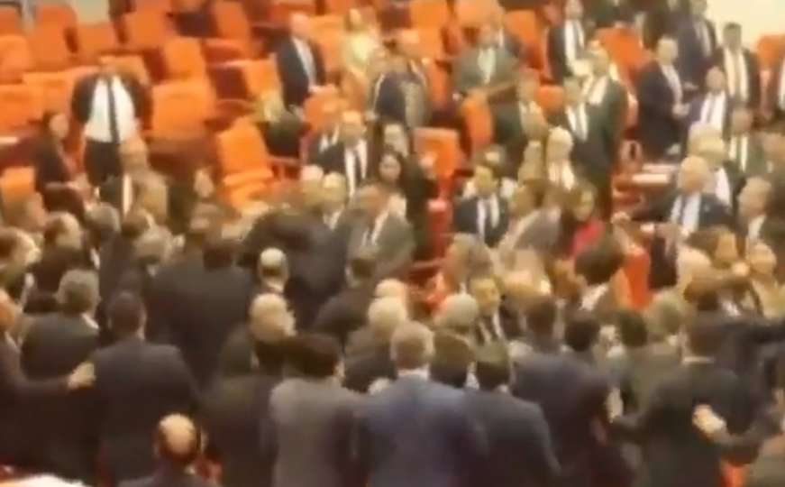 Objavljen snimak: Tuča u turskom parlamentu zbog Erdogana