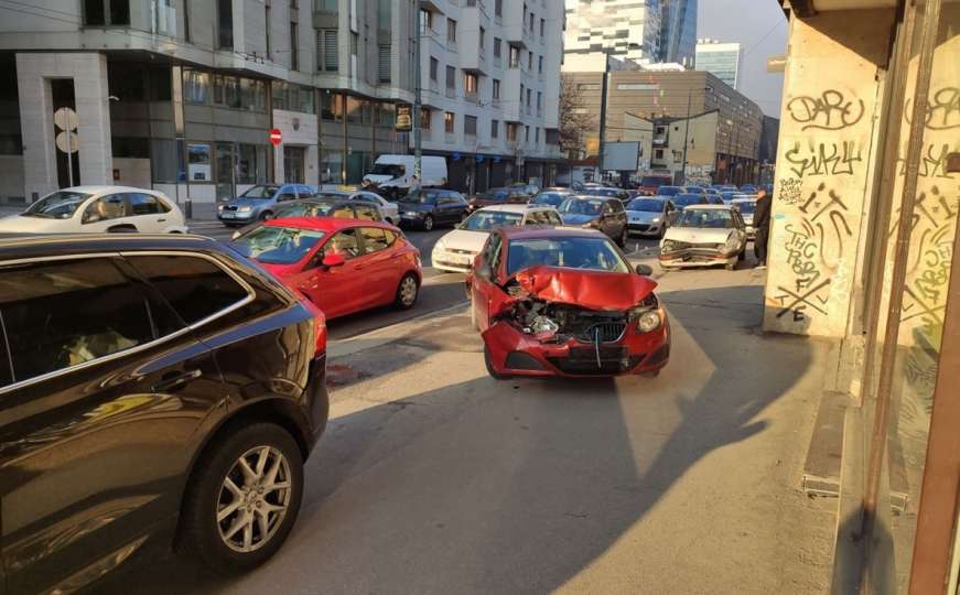 U teškom udesu jutros u centru Sarajeva učestvovala tri vozila