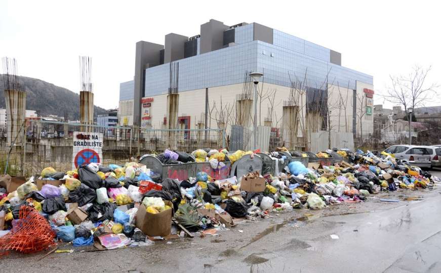 Deponija Uborak i dalje u blokadi: Ulice Mostara zatrpane smećem
