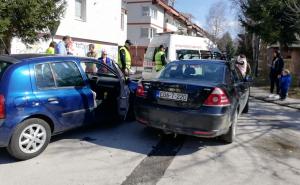 Sudar dva vozila na Dobrinji: Policija i Hitna pomoć na mjestu udesa