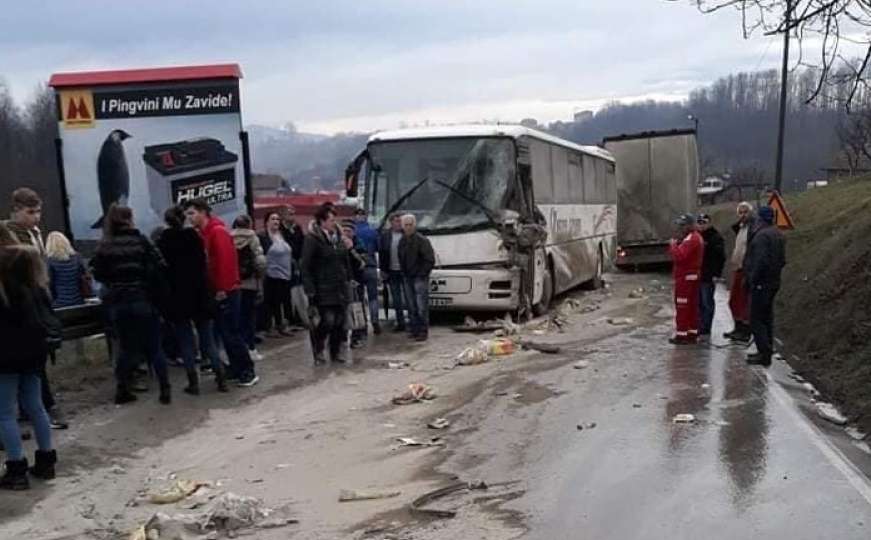 Novi udes u BiH: U teškoj nesreći povrijeđen vozač autobusa
