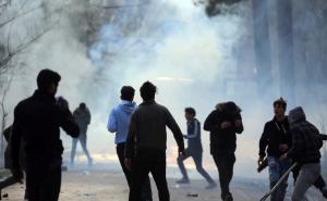 Grčke snage na migrante sa suzavcem i vodenim topovima