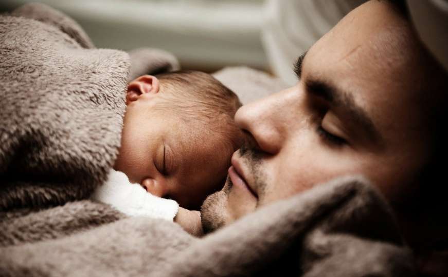 Rezultati istraživanja: Da li je zaista loše uspavljivati bebu u naručju?