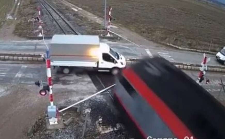Snimak stravične nesreće: Voz udario kamion!