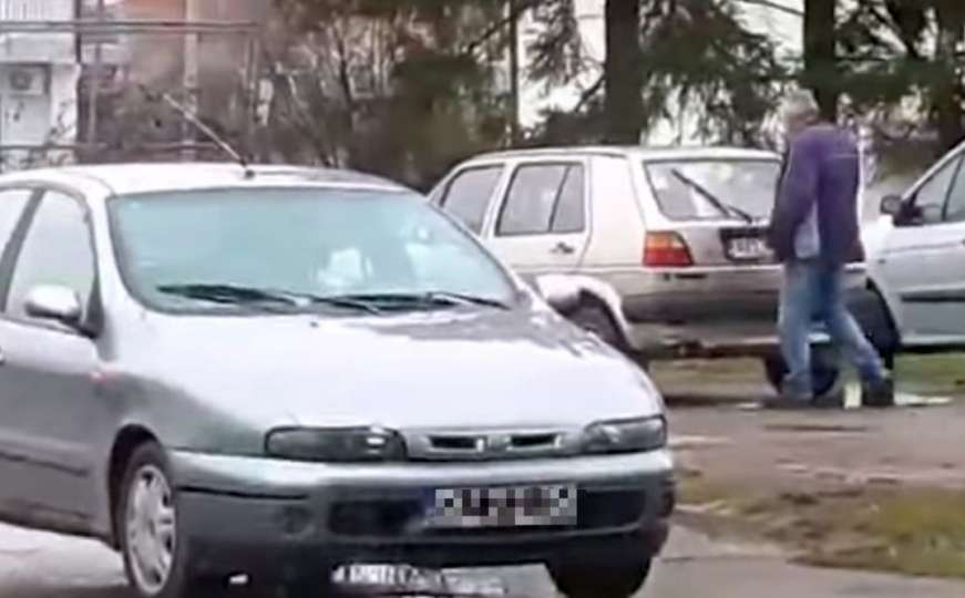 Pogledajte snimak s parkinga u BiH - kako čovjek "provjerava" vozila