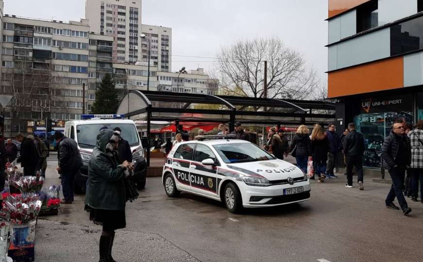 Veliki broj policajaca ispred centra na Otoci, provjeravaju se "određeni navodi"