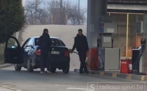Ovakav pad cijene nafte nije viđen decenijama, kada će pojeftiniti na bh. pumpama?