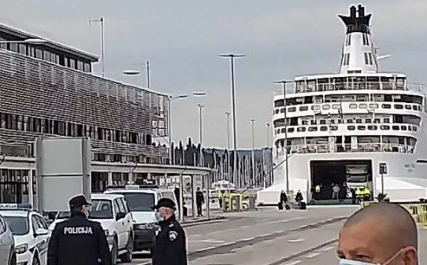 Split: Uplovio trajekt iz Italije, dočekali ga policija i sanitarna inspekcija