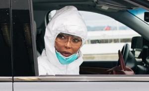 Naomi Campbell neprepoznatljiva: Na aerodromu nosila zaštitno odijelo i masku