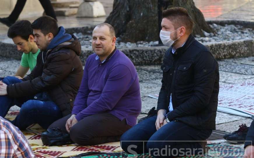 Džuma u Begovoj džamiji danas u Sarajevu: Neki nose maske, bilo i starijih...