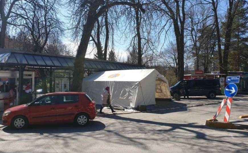 Postavljen šator ispred KCUS-a: Svi koji dolaze će biti pregledani i evidentirani
