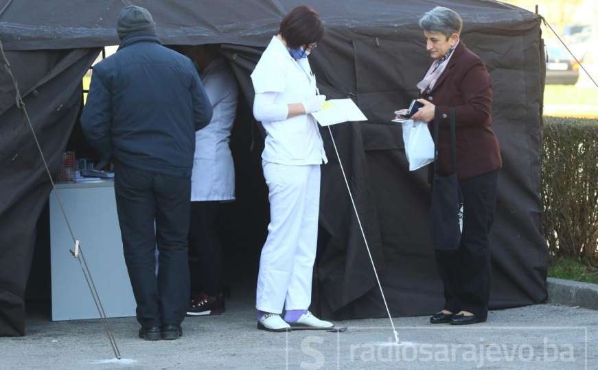 Ispred sarajevskih zdravstvenih ustanova postavljeni trijažni šatori
