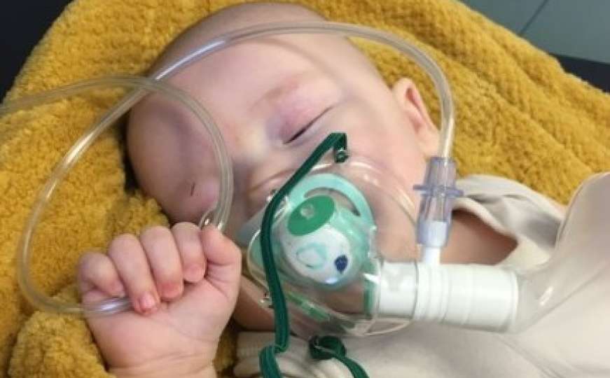 Otac podijelio fotografiju bebe kojoj je nakon upale pluća otkriven COVID-19