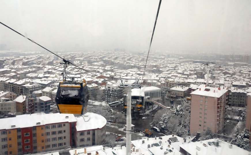 U Ankari pao snijeg, pahulje prekrile cijeli grad