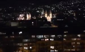 "Hvala vam": Sarajlije na balkonima i prozorima aplauzom nagradili ljude u bijelom