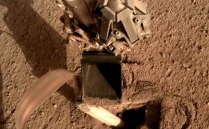 NASA popravila robota na Marsu tako što mu je "rekla" da sam sebe udari lopatom