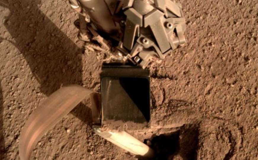 NASA popravila robota na Marsu tako što mu je "rekla" da sam sebe udari lopatom