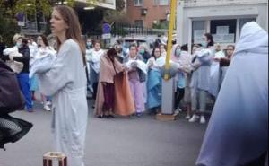 Prizori koji slamaju srca: Majke ispred porodilišta nakon današnjeg zemljotresa