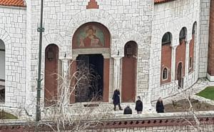  Vjernici u Sarajevu idu na nedjeljnu misu, među njima i stariji: Ulaze po troje