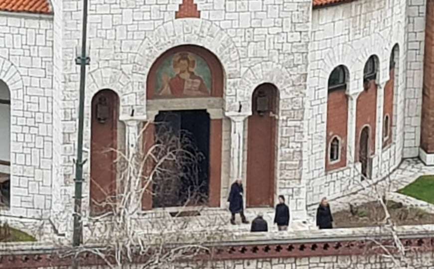  Vjernici u Sarajevu idu na nedjeljnu misu, među njima i stariji: Ulaze po troje