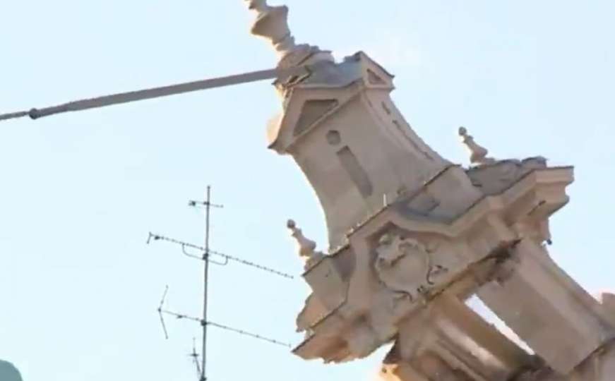 Potres srušio kupolu na zgradi na Trgu bana Jelačića, vatrogasci srušili drugu