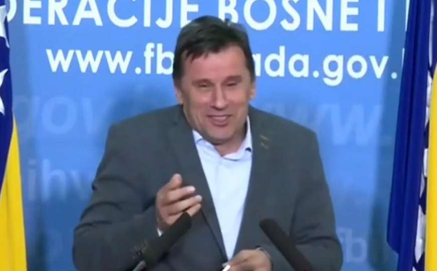 Fadil Novalić u centru pažnje: Federalni premijer se namučio sa zaštitnom maskom