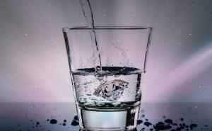 Pijenje tople vode ima devet prednosti